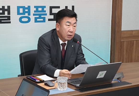 이범석 청주시장이 8일 시청 임시청사에서 주간업무보고회를 주재하며 겨울철 민생 안정을 강조하고 있다. [사진=청주시]