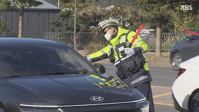 오늘(8일) 제주시 거로사거리 인근 도로에서 음주운전 단속이 진행되는 모습 (사진, 강명철 기자)