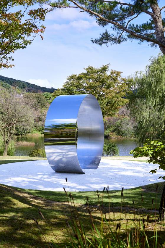 옛돌정원에 새로 들어선 이우환의 신작 '관계항-만남'. 스테인리스 스틸 링을 사이에 두고 두 개의 자연석이 놓일 예정이다. 작가는 아직 작품에 맞는 돌을 찾지 못했다고 설명했다. 사진 호암미술관