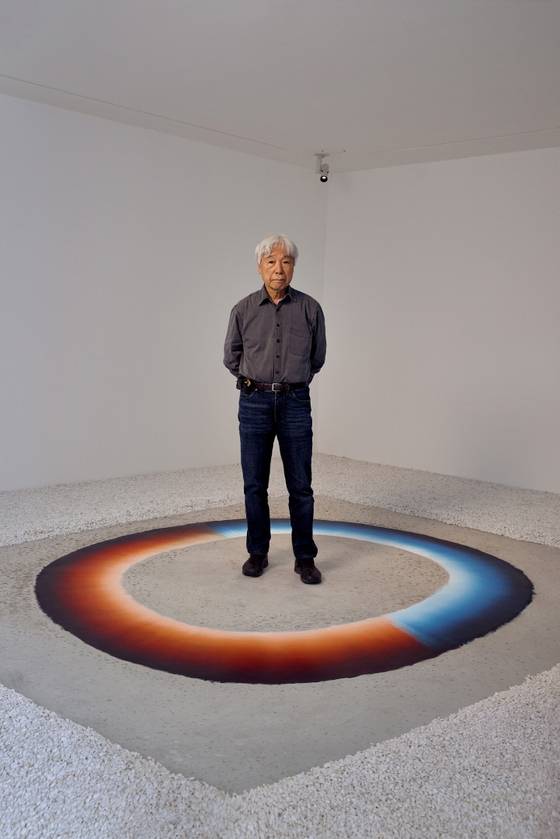 호암미술관 희원에 새로 들어선 '실렌티움'에 선 이우환. 사진 호암미술관