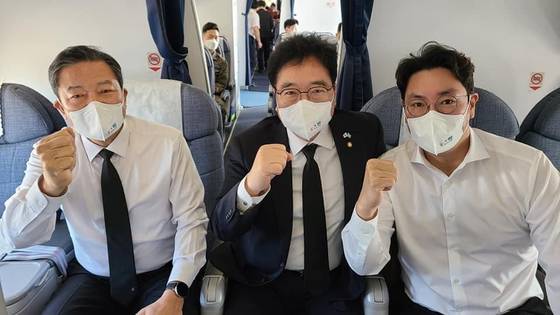 사진 왼쪽부터 황기철 국가보훈처장, 우원식 더불어민주당 의원, 배우 조진웅. 우원식 의원 페이스북 캡처