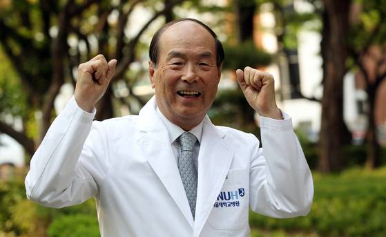 2012년 5월 중앙일보와의 인터뷰에서 암을 극복한 경험담을 설명하며 환하게 웃는 한만청 서울대 의대 명예교수. 중앙포토