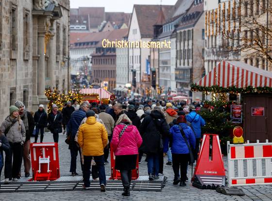 지난달 28일(현지시간) 독일 뉘른베르크에서 세계에서 가장 오래된 크리스마스 마켓 중 하나인 유명한 뉘른베르거 크리스트킨들스마크트(Christ Child Market) 개막식이 열린 가운데 사람들이 모여 있다. 로이터=연합뉴스