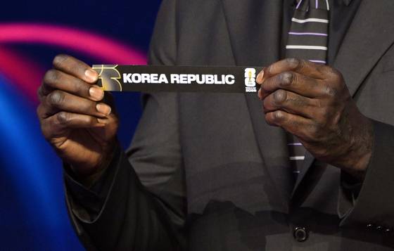 2026 북중미 월드컵 조 추첨식에서 섀킬 오닐이 '한국'을 뽑아 들어보이고 있다. [로이터=연합뉴스]