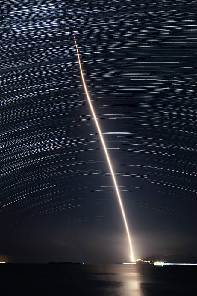 윤웅 국민일보 기자가 촬영한 사진. 장노출을 활용해 누리호의 궤적과 별의 궤적이 어우러지게 찍었다. 윤 기자는 '별을 뚫고 먼 우주로 뻗어나가는 누리호의 모습이 잘 담긴 것 같아서 마음에 든다'고 했다. /윤웅 제공