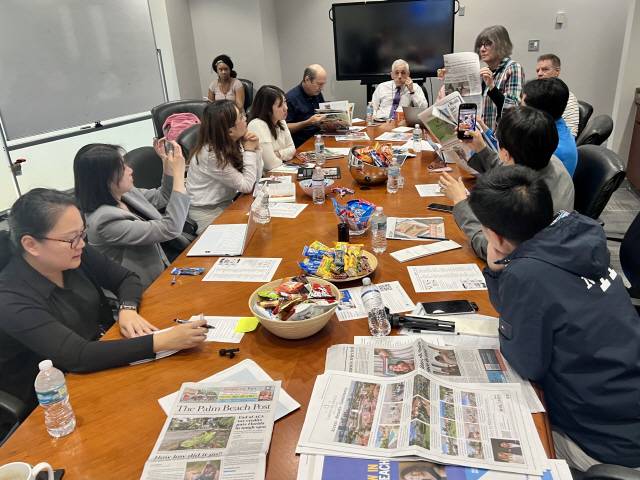▲ 미국 플로리다주 지역 언론사인 팜비치 포스트(The Palm Beach Post)의 각 부서 파트장들이 지난달 13일(현지시간) 국내 ‘KPF 디플로마 취재단’에게 언론사 편집방향 및 조직 구성 등에 대해 설명하고 있다.   미국 플로리다 마이애미/이세훈 기자