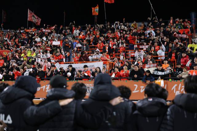 ▲ 강원FC 선수단이 지난달 30일 강릉하이원아레나에서 열린 포항스틸러스와 하나은행 K리그1 2025 최종전에서 승리한 뒤 팬들과 기쁨을 나누고 있다. 강원FC 제공