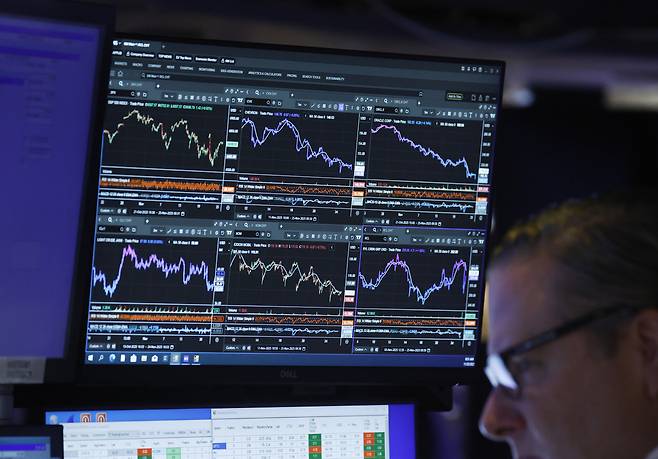 지난달 25일 미국 뉴욕시 월스트리트 뉴욕증권거래소 장내에서 트레이더들이 업무를 보고 있다. UPI연합뉴스