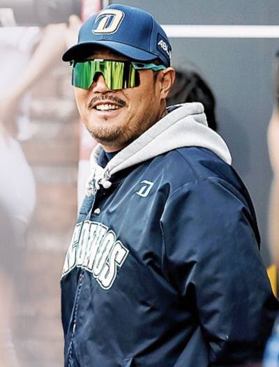 NC 이호준 감독이 더그아웃에서 뒷짐을 진 채 미소지으며 경기를 지켜보고 있다. NC 다이노스 제공