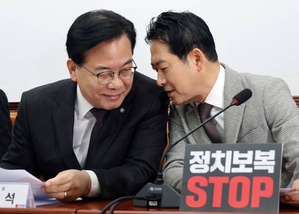 국민의힘 장동혁 대표와 송언석 원내대표가 8일 국회에서 열린 최고위원회의에서 귀엣말하고 있다. 연합뉴스