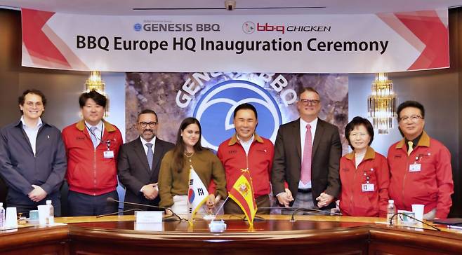 Officials from Genesis BBQ and BLT F&B pose for a picture during a ceremony launching the two companies' joint venture in Europe at the BBQ headquarters in Songpa District, southern Seoul, in this picture released on Dec. 8. Genesis BBQ Chairman Yoon Hong-geun is shown fourth from right. [GENESIS BBQ]