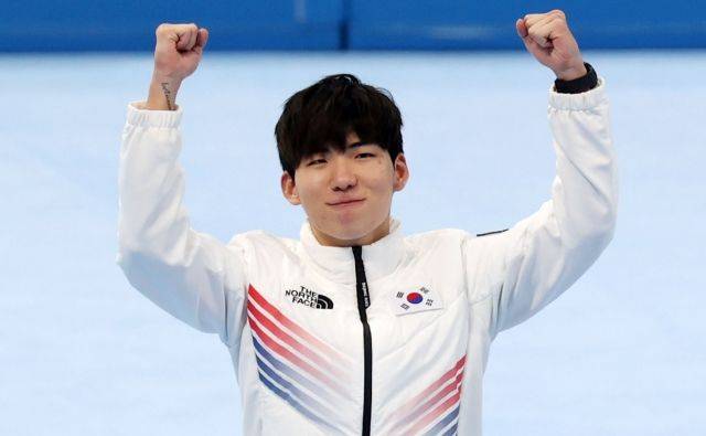 정재원이 지난 2022년 베이징 동계올림픽 스피드 스케이팅 남자 매스스타트에서 은메달을 차지한 뒤 기뻐하고 있다. 뉴시스