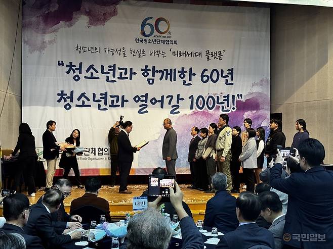 고명진 한국청소년단체협의회 회장이 8일 서울 강서구 국제청소년센터 국제회의장에서 열린 한국청소년단체협의회 창립 60주년 기념식에서창립기념 표창을 하고 있다.