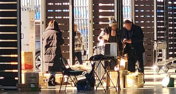 중간상인들이 최근 인천항 국제여객터미널 1층 탁송장에서 중국인 보따리상을 맞기 위해 모여 있다. 이병기기자