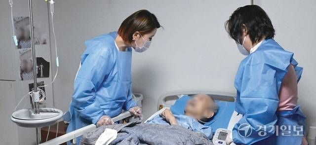 코로나19로 항생제가 남발된 이후, 2개 이상의 항생제에 내성을 가지는 다제내성균 감염 사례가 증가하고 있다. 7일 오후 화성특례시 A병원에서 다제내성균에 감염된 환자를 병원 관계자 및 보호자가 돌보고 있다. 홍기웅기자