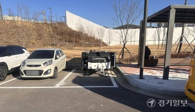 화성특례시 신동 왕배산 체육공원 주차장 내 캠핑 트레일러가 주차돼 있다. 박정환기자
