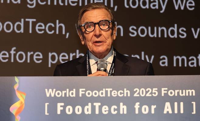 지난 4~5일 서울 JW매리어트호텔에서 개최된 ‘월드푸드테크포럼 2025’에서 게르하르트 슈뢰더 전 독일 총리가 기조연설을 하고 있다.[이승환기자]