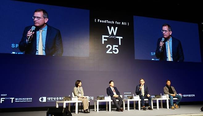 정성미 월드푸드테크협의회 부회장(왼쪽)이 토론을 진행하고 있다. 왼쪽 두번째부터 유재형 동원그룹 KSF 대표, 부르스 프리드리히 GFI 창립자 겸 회장, 조남준 싱가포르 난양공대 교수.