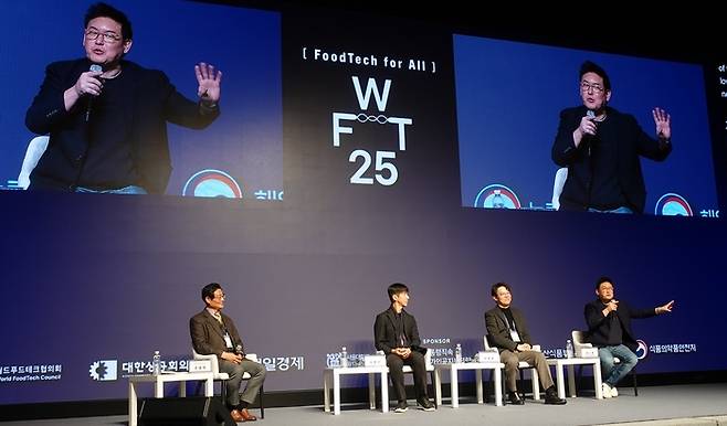 손웅희 한국생산기술연구원 수석고문(왼쪽)이 토론을 진행하고 있다. 왼쪽 두번째부터 이종민 SK텔레콤 부사장, 박종훈 뉴로메카 대표, 데니스 홍 미국 UCLA 교수.