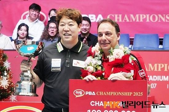 하림PBA챔피언십에서 우승, 준우승을 차지한 산체스와 강동궁이 시상식에서 포즈를 취하고 있다.