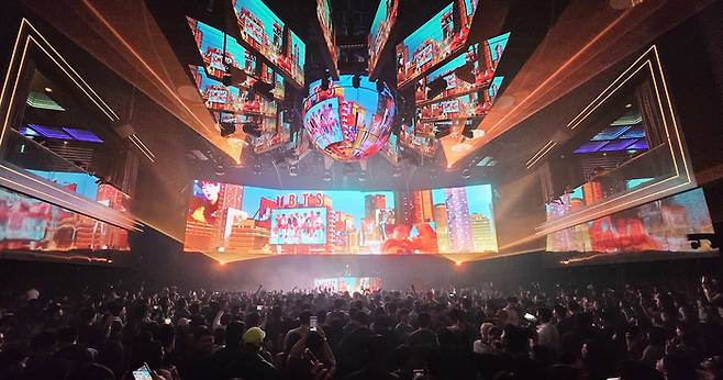 ‘크로마키 001’ 공연 전경. <자료 = 파라다이스시티>