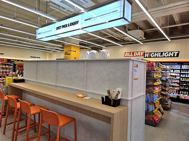 서울 강서구 마곡동에 위치한 이마트24 마곡프리미엄점. 이마트24는 지난 3일 차세대 가맹점 표준 모델 ‘프로토 타입’을 공개했다. [김혜진 기자]