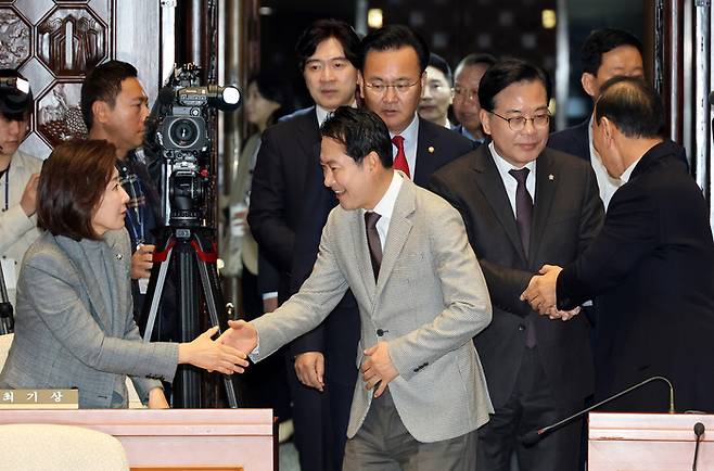 장동혁 대표와 송언석 원내대표 등이 8일 국회에서 열린 국민의힘 의원총회 및 이재명 정권 독재악법 국민고발회에 참석하며 의원들과 인사하고 있다. [연합뉴스]