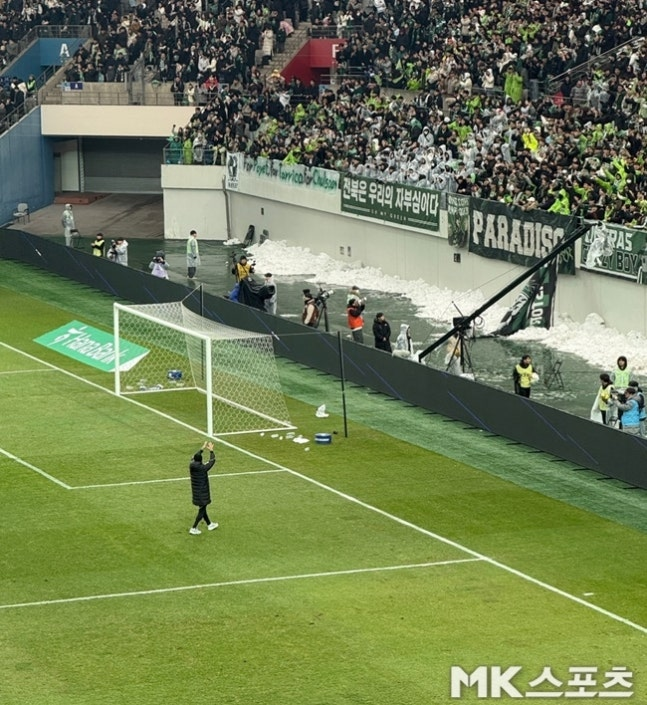 코리아컵 우승 확정 후 팬들에게 가장 먼저 달려간 타노스 코치. 사진=김영훈 기자