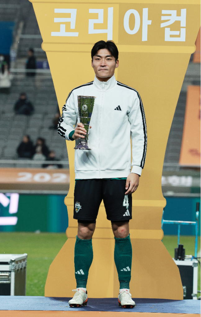 코리아컵 MVP를 수상한 캡틴 전북현대 박진섭. 사진=연합뉴스 제공
