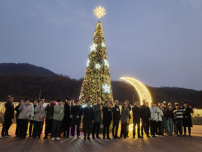 대형크리스마스 트리가 설치된 광명스피돔. 사진=서울올림픽기념국민체육진흥공단 경륜경정총괄본부
