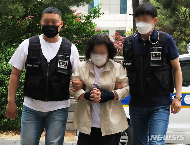 1급 장애를 앓고 있던 30대 딸을 숨지게 한 혐의(살인)로 구속영장이 청구된 60대 이씨가 2022년 5월25일 오후 인천지방법원에으로 영장실질심사를 받기 위해 들어오고 있다. /사진=뉴시스