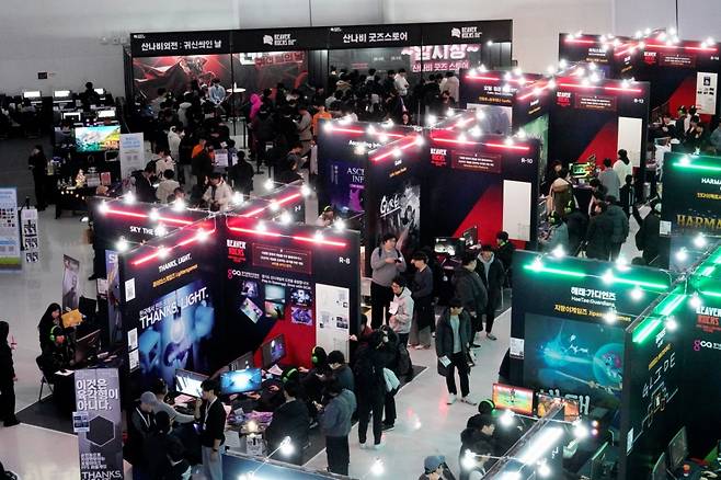 스마일게이트 퓨처랩 재단이 서울 동대문디자인플라자(DDP)에서 지난 5~7일 개최한 인디게임·컬처 페스티벌 '비버롹스 2025'에 1만5000여명의 관람객이 다녀갔다고 8일 밝혔다./사진제공=스마일게이트 퓨처랩 재단