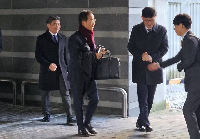 청문회 준비 사무실로  : 김호철(왼쪽 두 번째) 감사원장 후보자가 8일 오전 서울 종로구 금융감독연수원에 마련된 인사청문회 준비 사무실에 출근하고 있다.  연합뉴스