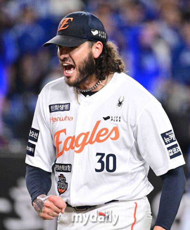 한화 선발투수 폰세가 2회초 투구를 마친 뒤 포효하고 있다./마이데일리