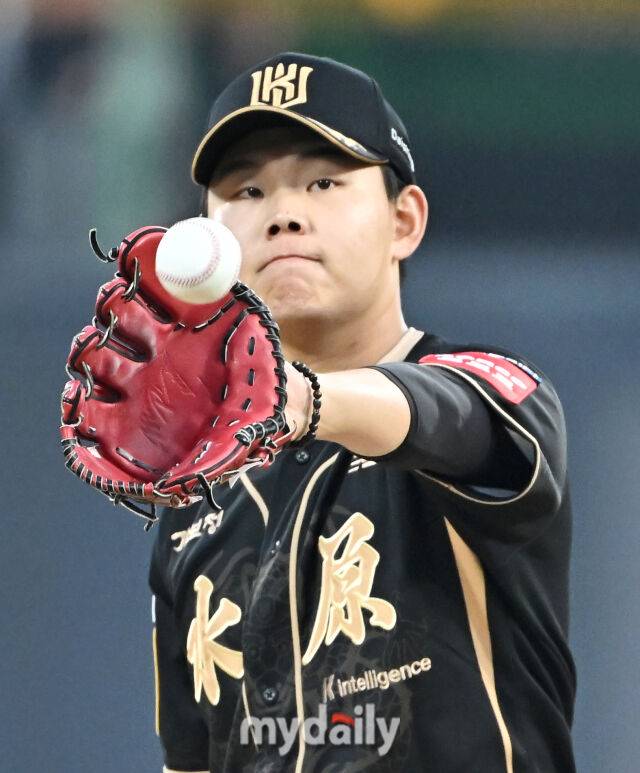 9일 오후 경기도 수원시 조원동 수원KT위즈파크에서 열린 '2025 프로야구 KBO리그' KT위즈와 두산베어스의 경기. KT 소형준이 선발등판해 공을 전달받고 있다./마이데일리