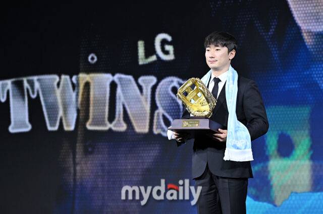 LG 신민재가 1일 오전 서울 광장동 비스타 워커힐 서울에서 진행된 '2025 리얼글러브 어워드(REAL GLOVE AWARD)'에서 2루수상을 수상하고 있다. 리얼글러브 어워드는 한국 프로야구 선수들이 직접 투표를 통해 동료 선수들의 활약을 평가하고 각 포지션별 최고의 선수를 선정하는 국내 유일의 선수 주도형 시상식으로, 선수들 스스로 한 해 동안 가장 뛰어난 활약을 펼친 동료를 평가하고 인정하는 자리다./마이데일리