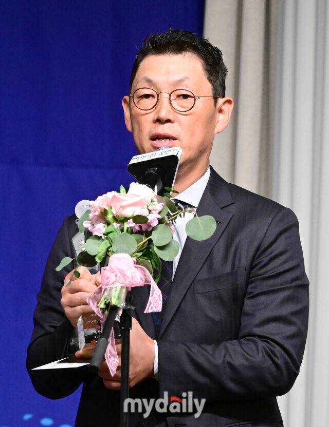 2025년 12월 8일 서울 청담동 리베라 호텔에서 '2025 뉴트리디데이 일구상 시상식'이 열렸다. LG 김정준 수석코치가 프로 지도자상을 수상하고 있다./청담=유진형 기자 zolong@mydaily.co.kr