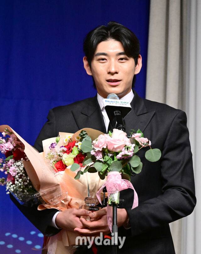 2025년 12월 8일 서울 청담동 리베라 호텔에서 '2025 뉴트리디데이 일구상 시상식'이 열렸다. 샌프란시스코 자이언츠 이정후가 특별 공로상을 수상하고 있다./청담=유진형 기자 zolong@mydaily.co.kr