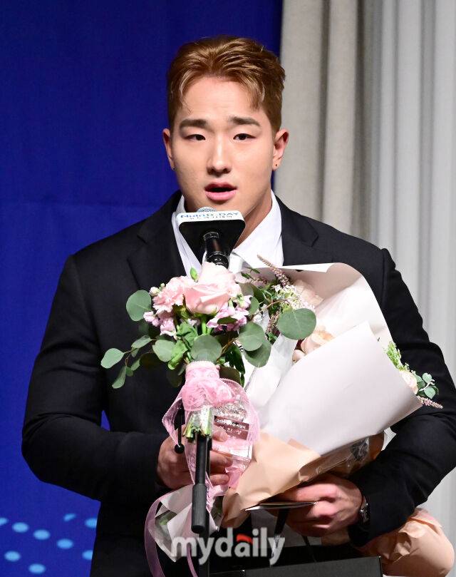 2025년 12월 8일 서울 청담동 리베라 호텔에서 '2025 뉴트리디데이 일구상 시상식'이 열렸다. KT 안현민이 신인상을 수상하고 있다./청담=유진형 기자