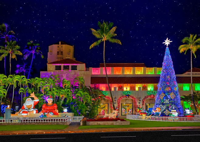 호놀룰루 시청(Honolulu Hale) 앞을 환하게 밝힌 호놀룰루 시티 라이트의 크리스마스 트리와 ‘샤카 산타’ 조형물
