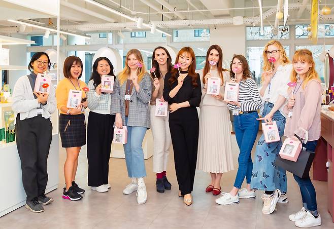 서울 K-뷰티 체험관. 한국 뷰티관광의 득세로, 이전까지 뷰티분야 강자였던 서유럽의 프랑스가 한국을 견제하기 시작했다.