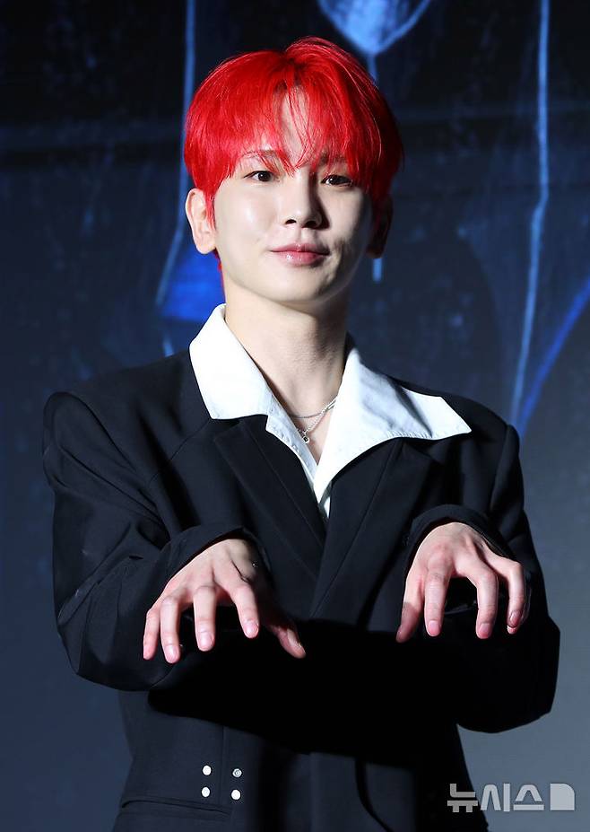 [서울=뉴시스] 김혜진 기자 = 그룹 샤이니 키가 11일 오후 서울 광진구 풀만 앰배서더 서울 이스트폴에서 열린 세 번째 정규앨범 'HUNTER(헌터)' 발매 기념 기자간담회에서 포즈를 취하고 있다. 2025.08.11. jini@newsis.com