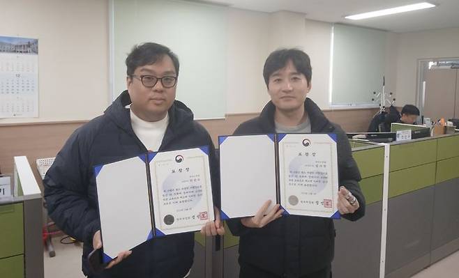 [전주=뉴시스] 전북 전주소년원(송천중고등학교)은 소년원생 지도 등에 대한 공로를 인정받아 소속 직원 2명이 법무부장관 표창을 수상했다고 8일 밝혔다. 표창을 받은 방치형 교사(오른쪽)와 안선규 보호서기가 기념사진을 촬영하고 있다. (사진=전주소년원 제공) 2025.12.08. photo@newsis.com *재판매 및 DB 금지