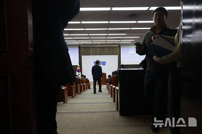 [서울=뉴시스] 고승민 기자 = 더불어민주당 의원들이 8일 서울 여의도 국회에서 열린 의원총회에 참석하고 있다. 2025.12.08. kkssmm99@newsis.com