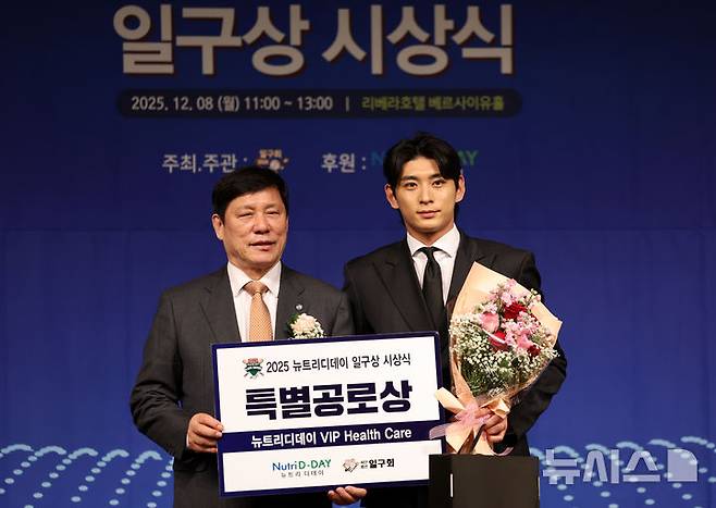 [서울=뉴시스] 조성우 기자 = 8일 서울 강남구 리베라호텔에서 열린 2025 일구상 시상식에서 샌프란시스코 자이언츠 이정후(오른쪽)가 특별 공로상을 수상한 뒤 기념촬영을 하고 있다. 왼쪽은 허구연 KBO 총재. 2025.12.08. xconfind@newsis.com