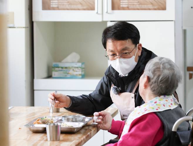 지난 3월 김성중 경기도 행정1부지사가 화성노인전문요양원에서 식사 보조 봉사활동을 하는 모습. 경기도 제공