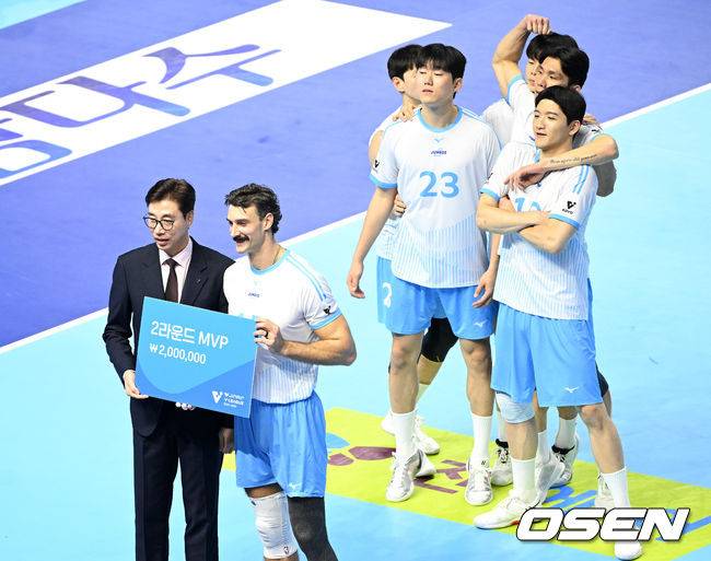 경기에 앞서 2R MVP 시상식 가진 러셀