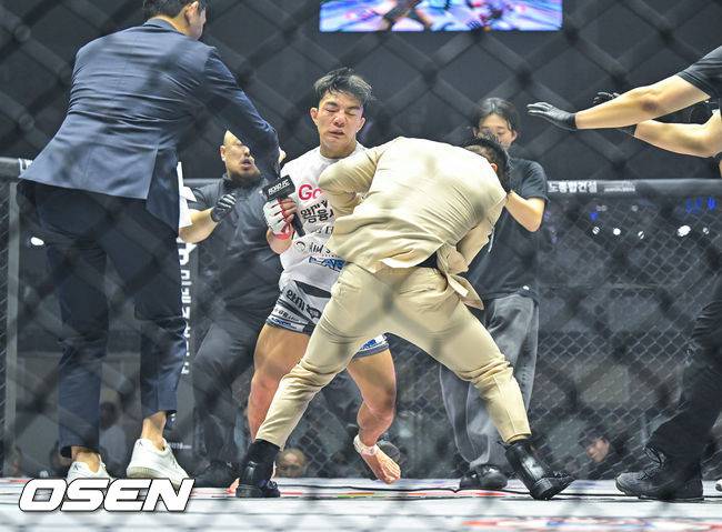 [OSEN=장충체, 박준형 기자] 7일 오후 서울 장충체육관에서 ‘굽네 로드FC 075’가 진행됐다. 플라이급 매치 승리한 조준건이 챔피언 이정현과 충돌하고 있다. 2025.12.07 / soul1014@osen.co.kr