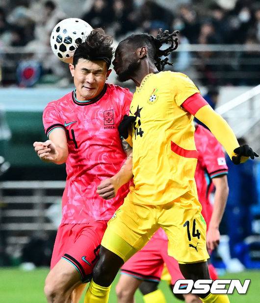 [OSEN=서울월드컵경기장, 지형준 기자] 홍명보 감독이 이끄는 한국 축구대표팀이 18일 오후 8시 서울월드컵경기장에서 열린&nbsp;11월 A매치 두 번째 친선경기에서&nbsp;'아프리카 강호' 가나를 상대로 1-0 승리했다.내달 2026 국제축구연맹(FIFA) 북중미 월드컵 조 추첨을 앞두고 열리는 마지막 평가전이었다.&nbsp;한국은 가나까지 잡아내면서 사상 최초로&nbsp;월드컵 포트 2를 확정하게 됐다. 이로써 대표팀은 홍명보 감독이 부임한 뒤 처음으로 A매치 2연전에서 나란히 승리를 거두게 됐다.후반 대한민국 김민재가 가나 멘사와 볼을 다투고 있다. 2025.11.18 /jpnews@osen.co.kr