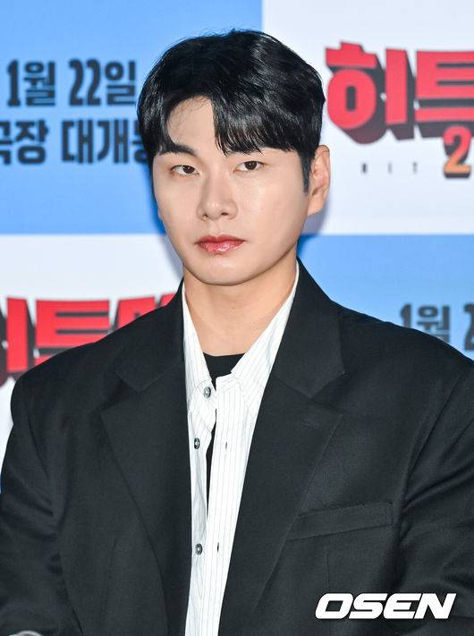 [OSEN=박준형 기자] 15일 오후 서울 용산아이파크몰 내 용산 CGV에서 영화 '히트맨2'(감독 최원섭) 언론시사회가 진행됐다.‘히트맨2’는 대히트 흥행 작가에서 순식간에 ‘뇌절작가’로 전락한 ‘준’(권상우 분)이 야심 차게 선보인 신작 웹툰을 모방한 테러가 발생하고, 하루아침에 범인으로 몰리면서 벌어지는 코믹 액션 영화다. 오는 22일 개봉.배우 이이경이 질문을 듣고 있다.  2025.01.15 / soul1014@osen.co.kr